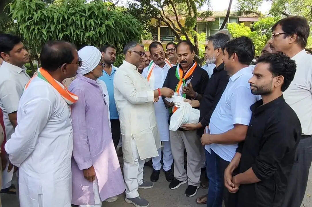 यूपीआई टैक्स के खिलाफ जाैनपुर में कांग्रेसियों ने मंत्री का किया घेराव, उठाई वापस लेने की मांग