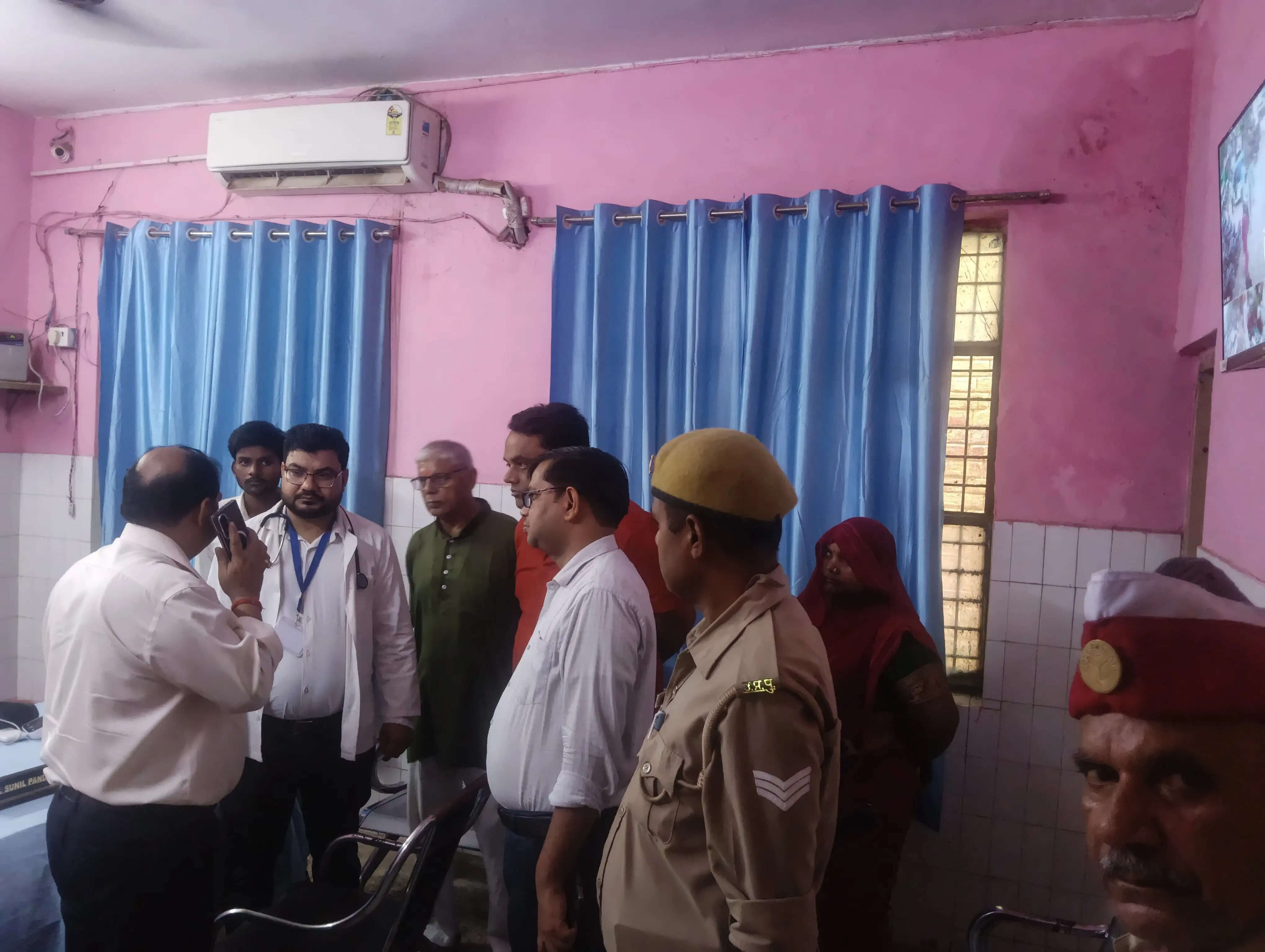 जौनपुर: बस की टक्कर से स्कूल वैन पलटी, सात बच्चे घायल