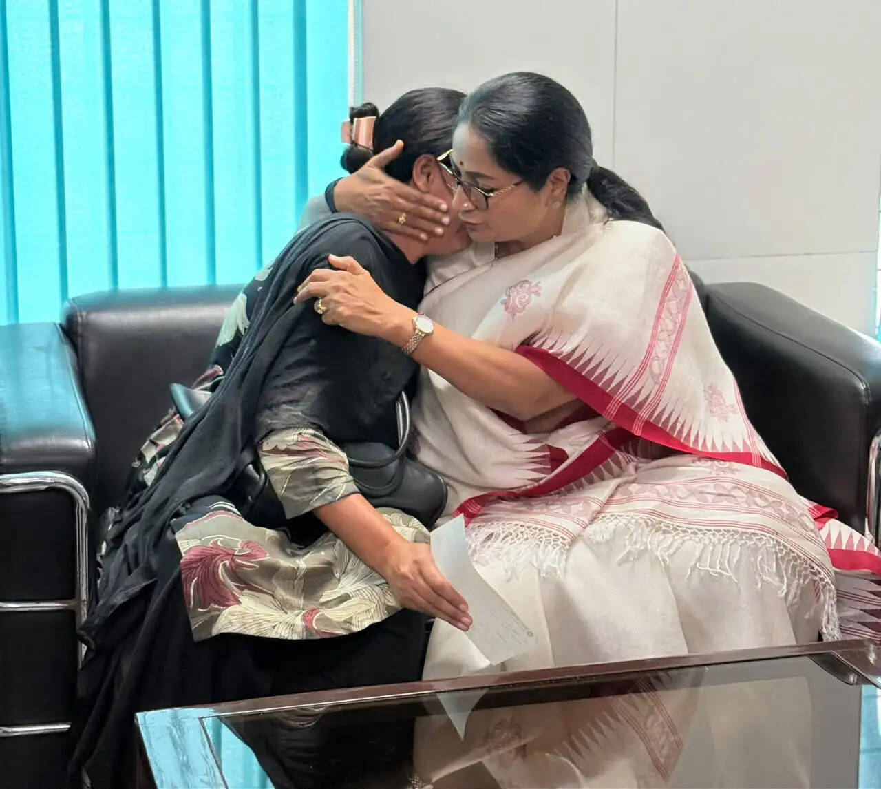 सत्य निकेतन हादसे में घायल छात्रों के परिजनों से एम्स में मिली मुख्यमंत्री, दिल्ली सरकार उठाएंगी इलाज का खर्च