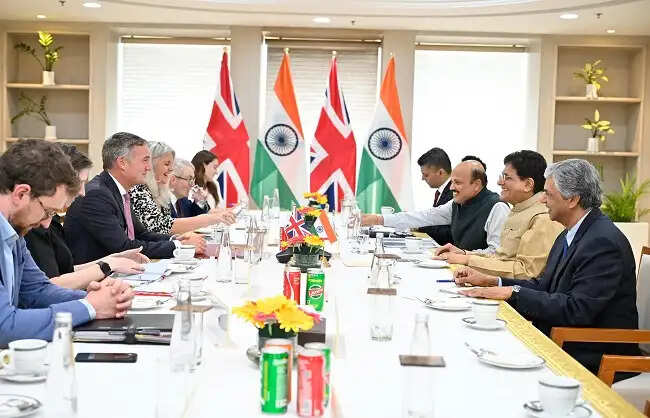 गोयल से मिले यूके के व्यापार सचिव पीटर काइल, भारत-ब्रिटेन एफटीए पर हुई चर्चा