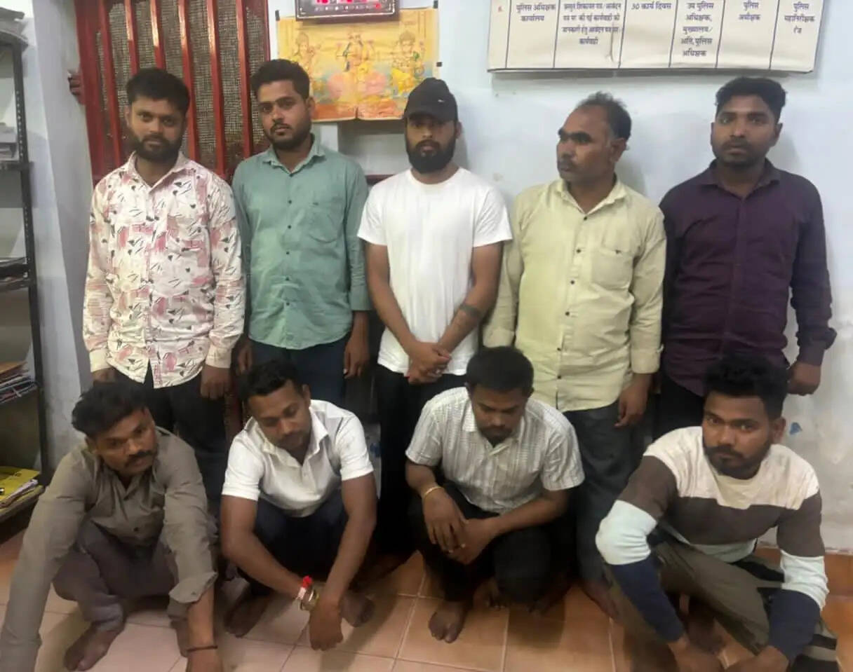 शराब दुकान के पीछे जुआ खेलते नाै जुआरी गिरफ्तार