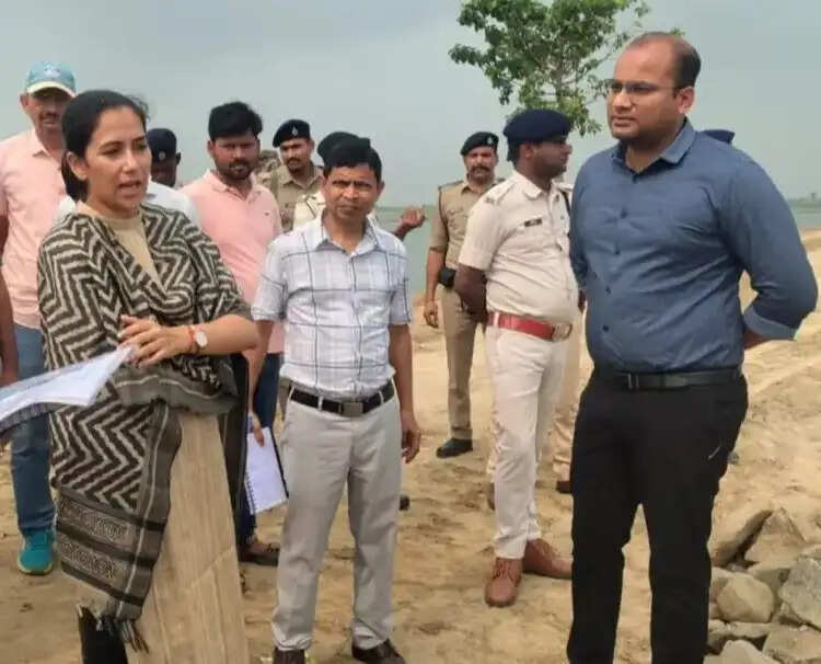 डीएम ने स्पर संख्या नौ का किया औचक निरीक्षण, काम की धीमी गति पर जताई नाराज़गी