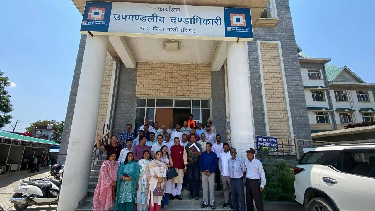मिल्क प्लांट द्वारा दूध न लेने से खफा लोगों ने दिया धरना, उपमंडलाधिकारी को सौंपा ज्ञापन