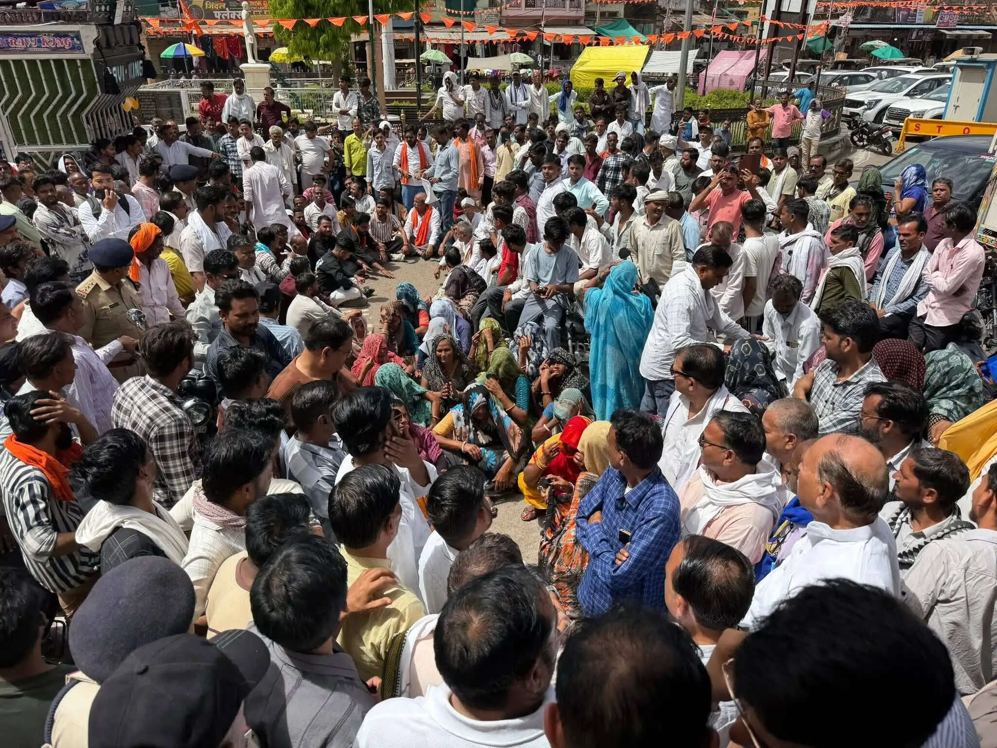 चाकुओं से हमला कर पांच लोगों को घायल करने वाले आरोपी पर प्रशासन सख्त, खड़ी फसल पर चला बुलडोजर