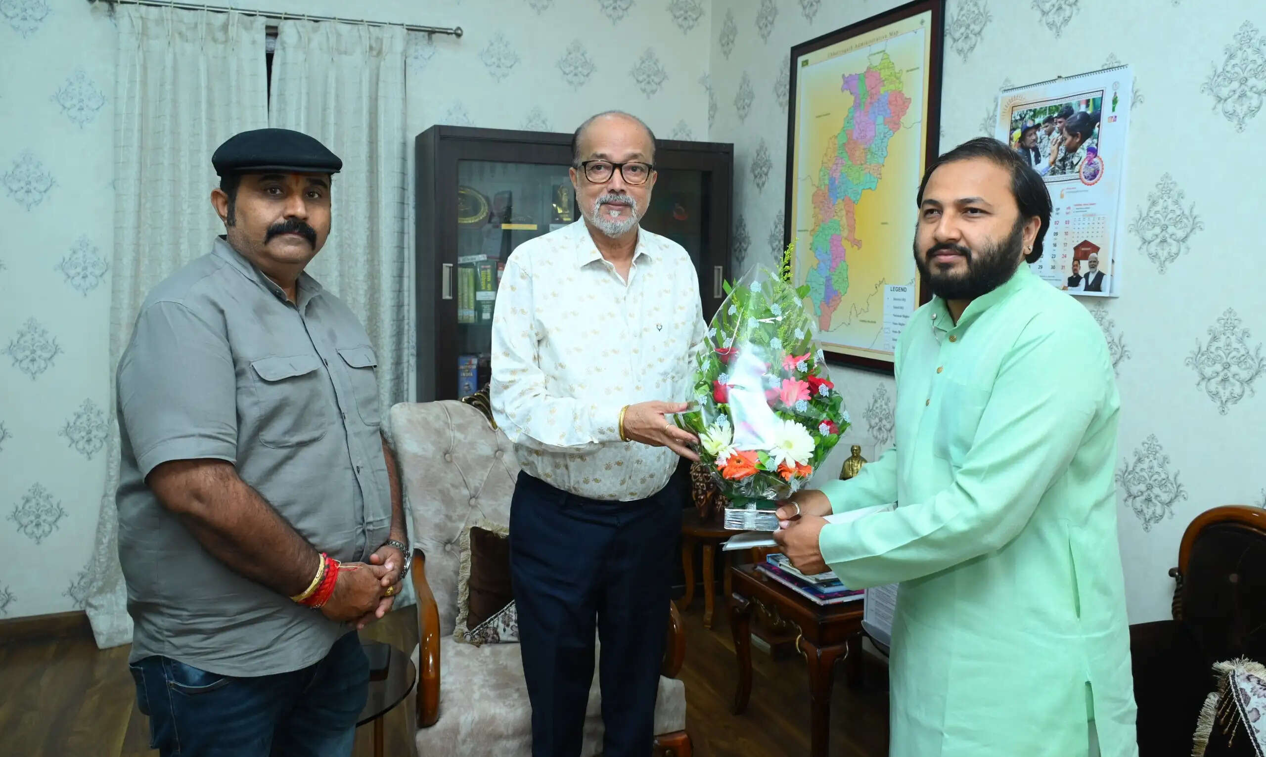 राज्यपाल रमेन डेका से मिले महाराजा कमल चंद्र भंज देव, बस्तर दशहरा में शामिल होने का दिया न्योता