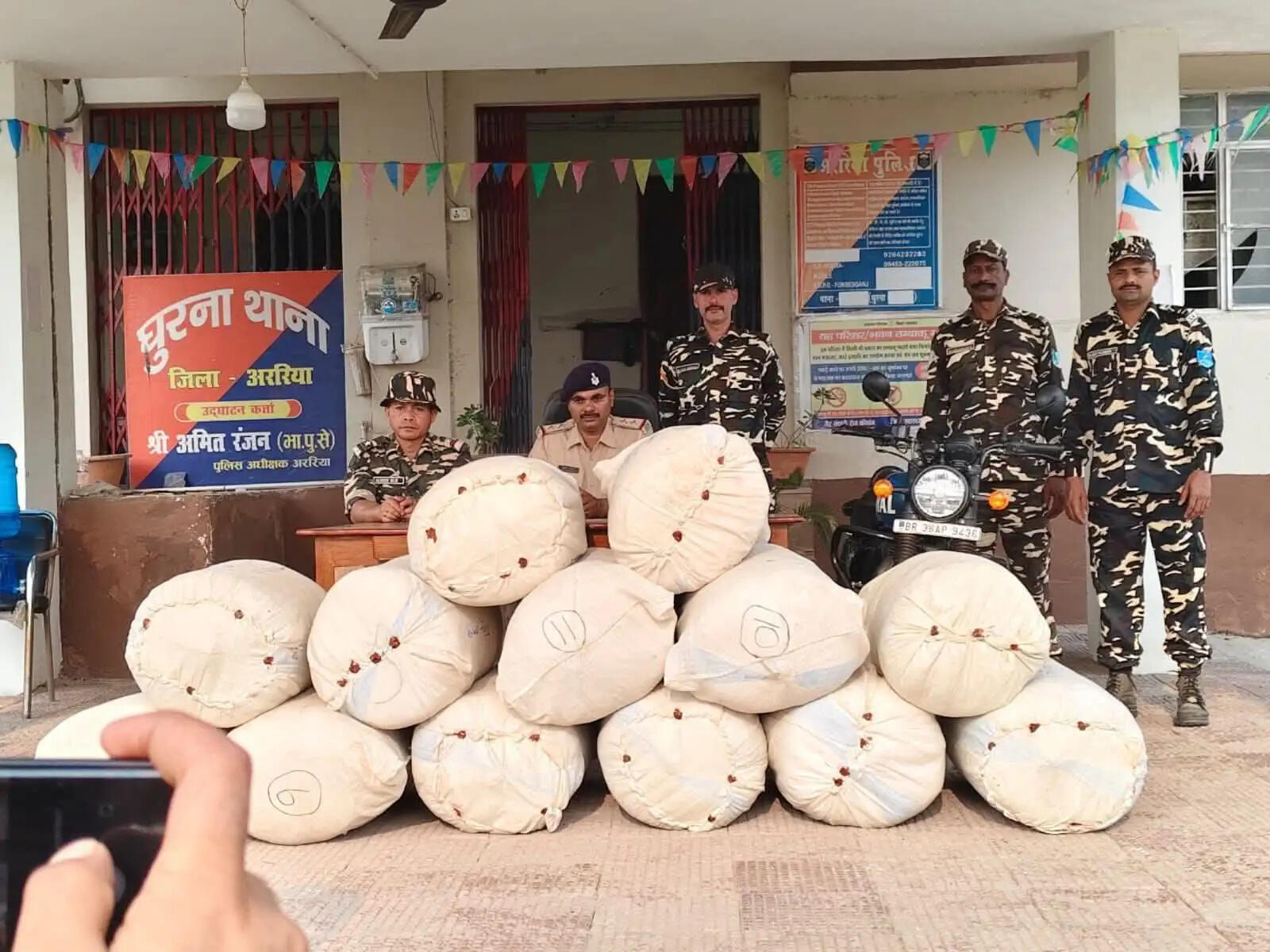 घूरना थाना पुलिस और एसएसबी ने तस्करी का 410 किलो गांजा किया बरामद,तस्कर फरार