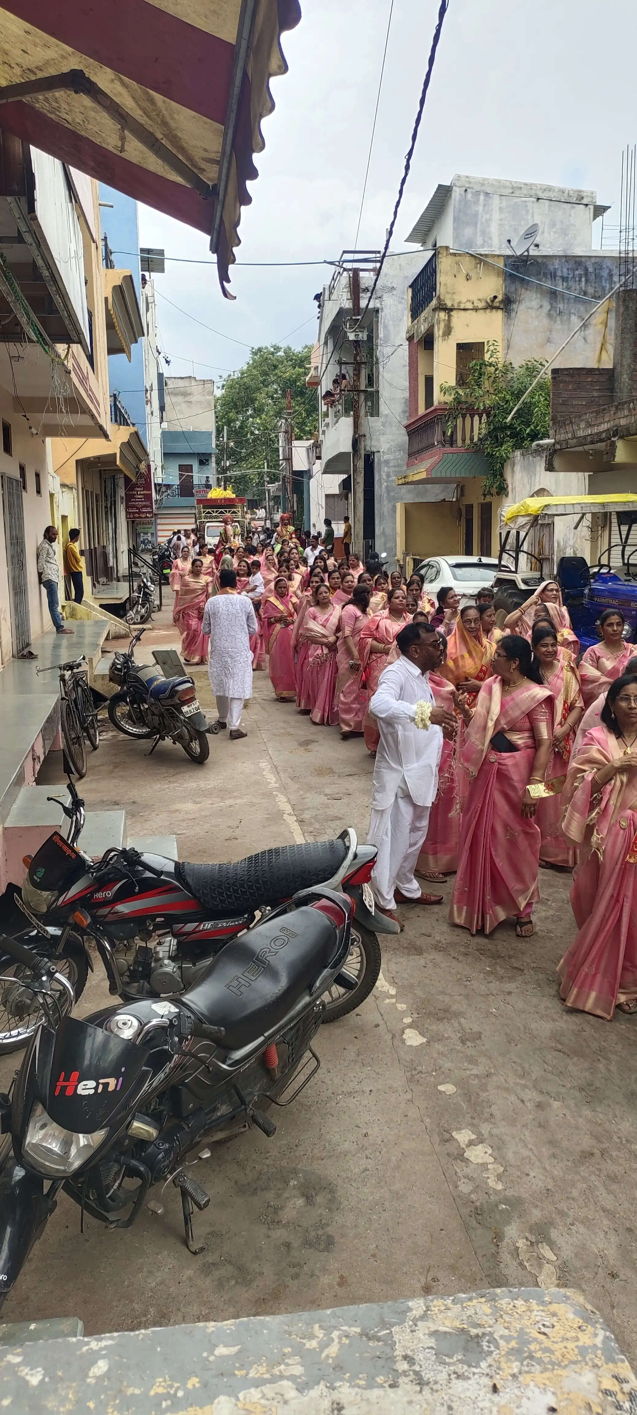 माहेश्वरी दिवस पर कन्नौद में निकली भव्य शोभायात्रा, श्वेत और गुलाबी परिधानों में नजर आया समाज का उत्साह