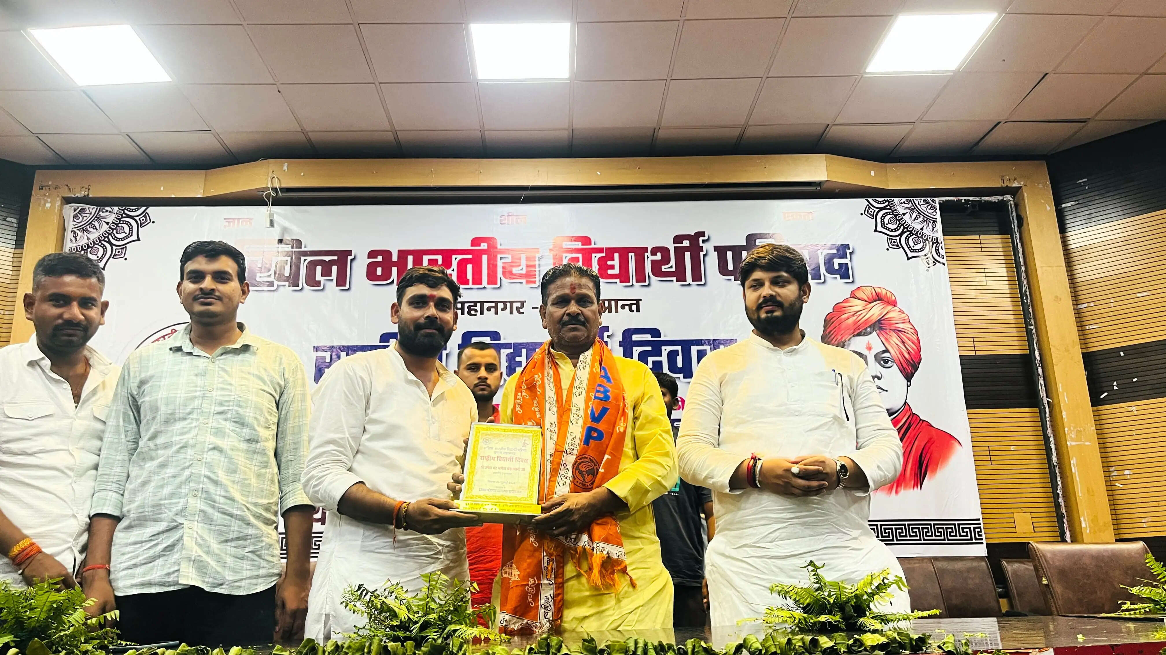 विद्यार्थियों का सर्वांगीण विकास ही राष्ट्र पुनर्निर्माण का आधार : शिवम सिंह