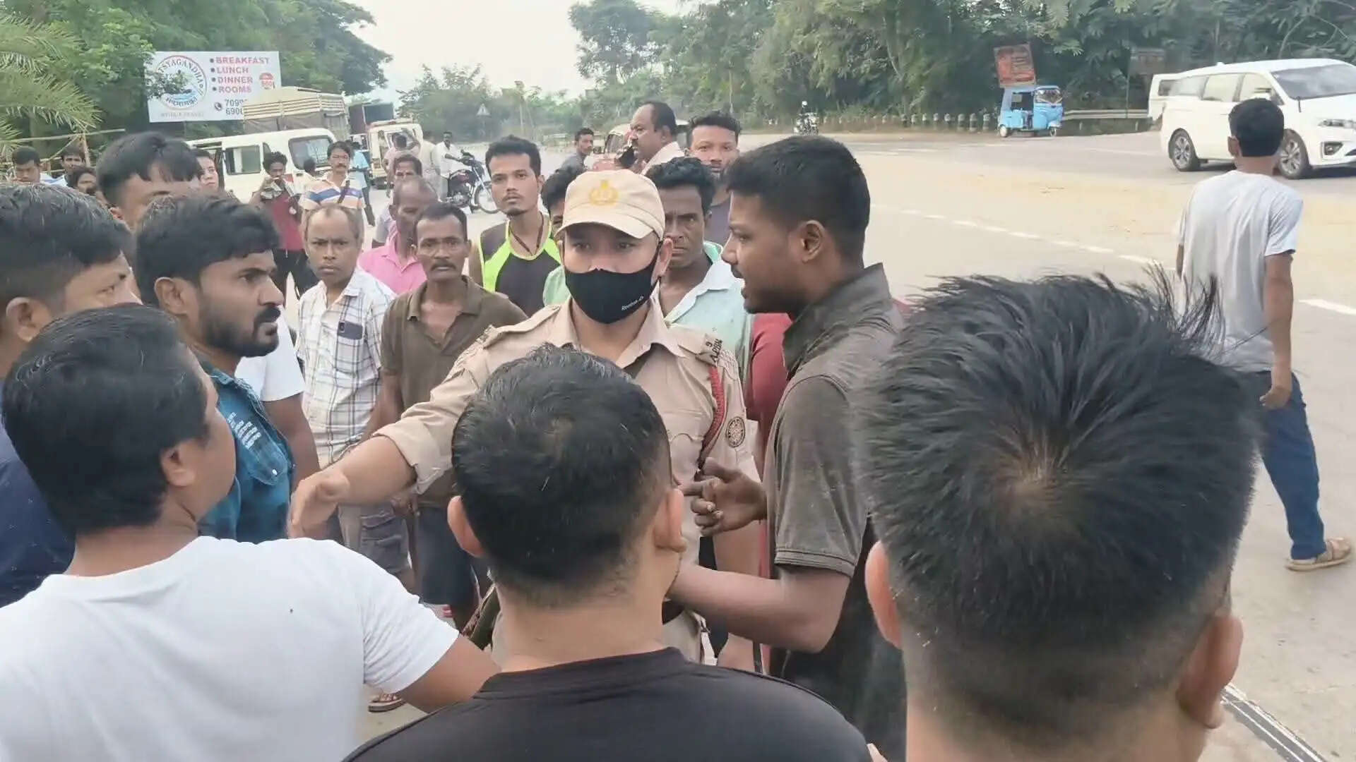 अवैध रूप से 20 मवेशी ले जा रहे दो वाहन वाहन जब्त
