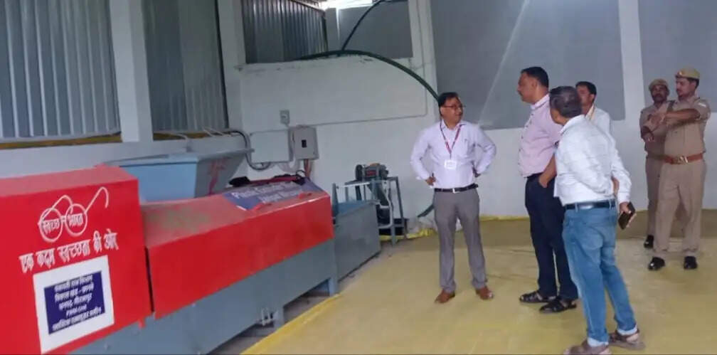 प्लास्टिक मुक्त मीरजापुर की पहल तेज, डीएम ने प्लांट का किया निरीक्षण