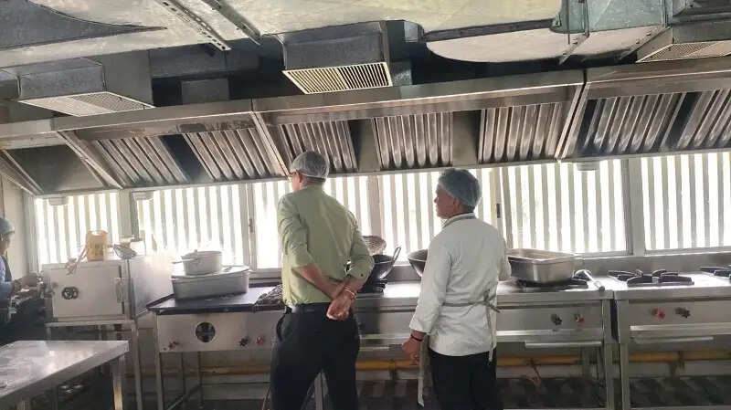 इंदौरः विद्यालयों की मेस और कैंटीनों पर खाद्य सुरक्षा विभाग की बड़ी कार्रवाई
