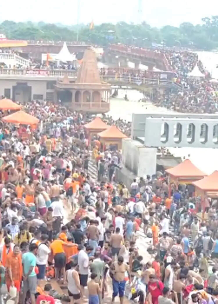 हरकी पौड़ी पर उमड़ा आस्था का सैलाब, डाक कांवड़ियों के हुजूम से गूंजा हरिद्वार