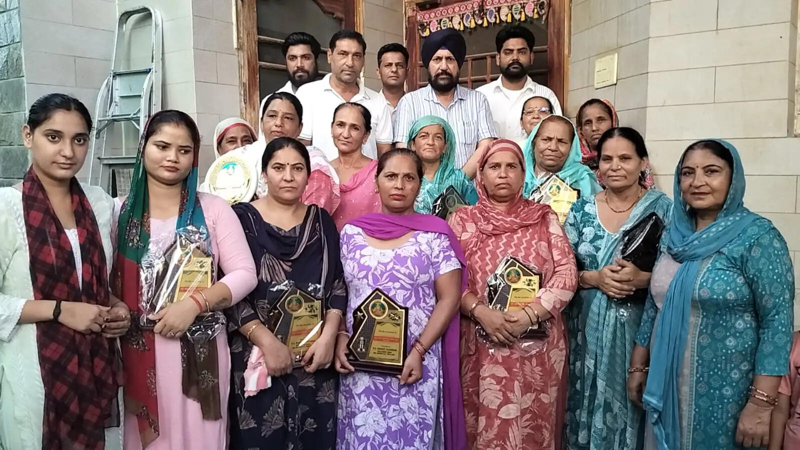 सामाजिक सेवा में योगदान देने वाली महिलाओं को किया सम्मानित