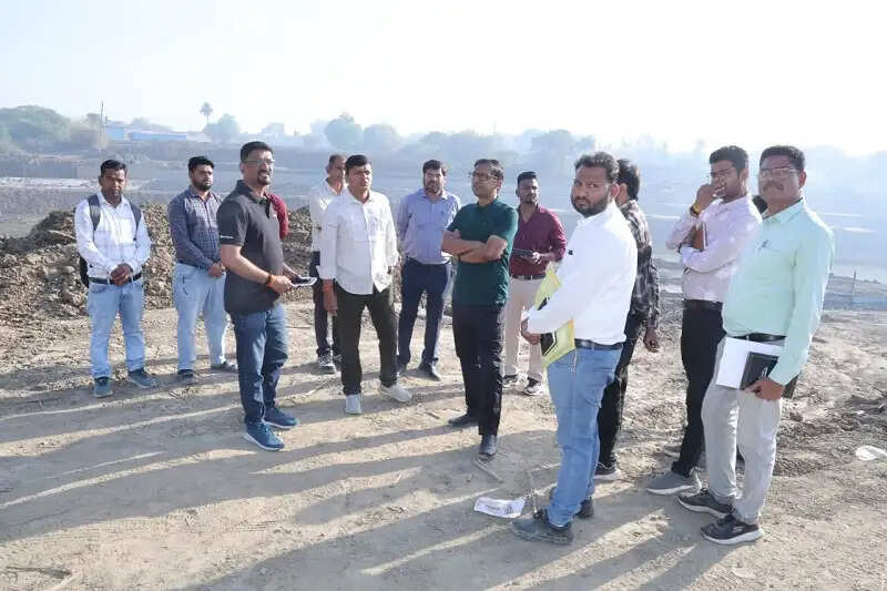 मप्रः सिंहस्थ 2028 की तैयारियां जोर-शोर से जारी, संभागायुक्त-कलेक्टर ने किया निर्माणाधीन घाट का निरीक्षण