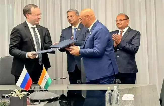 भारत-रूस मिलकर बनाएंगे नागरिक यात्री विमान एसजे-100, एचएएल से समझौता