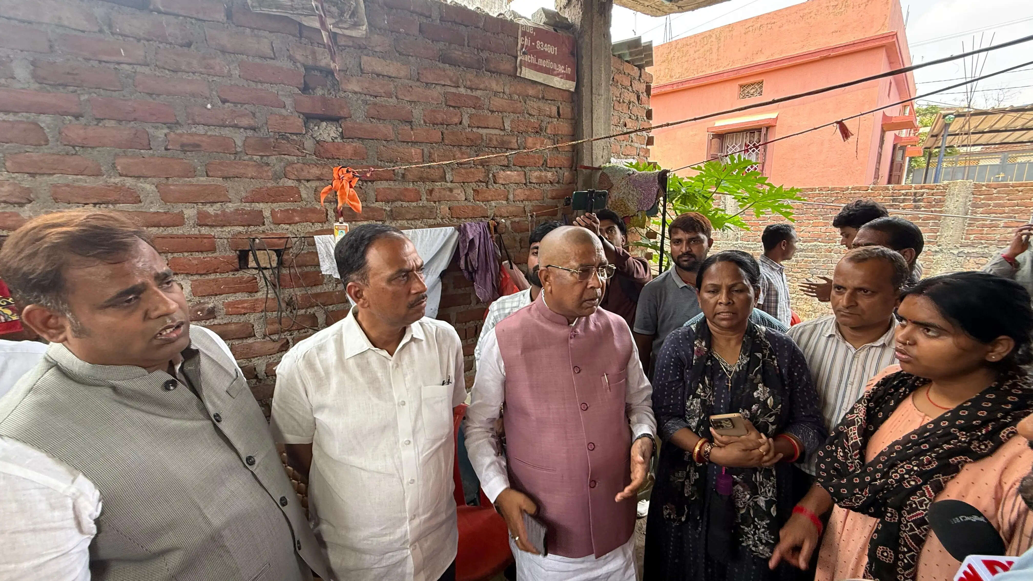 कोकर से लापता 18 माह की बच्ची के परिजनों से मिले भाजपा प्रदेश अध्यक्ष आदित्य साहू