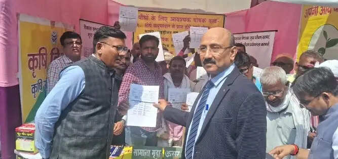 जनपद न्यायाधीश और जिलाधिकारी ने किया कृषि विभाग के स्टॉल का निरीक्षण