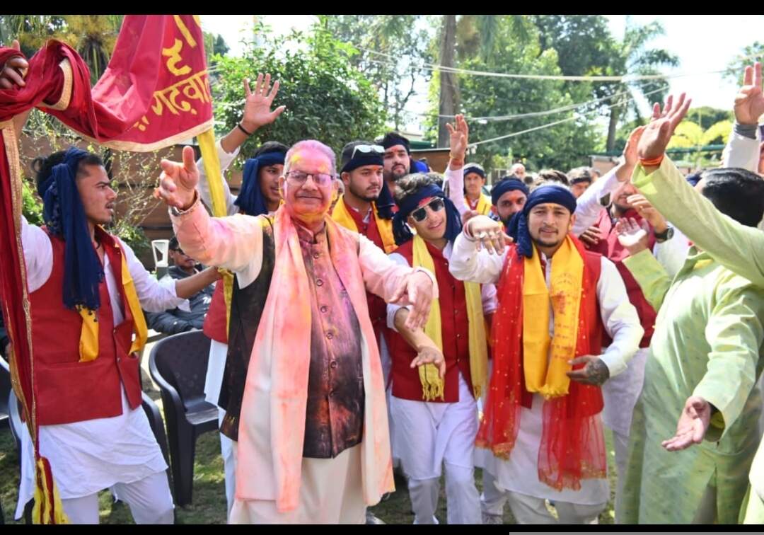 कुमाऊंनी और गढ़वाली राठ होलियारों ने बिखेरे होली के रंग