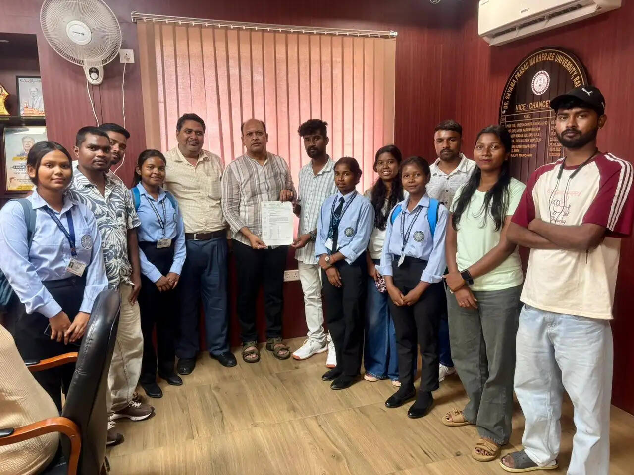 करम पूर्व संध्या समारोह की तैयारियों को लेकर आदिवासी छात्र संघ ने कुलपति से मांगा सहयोग