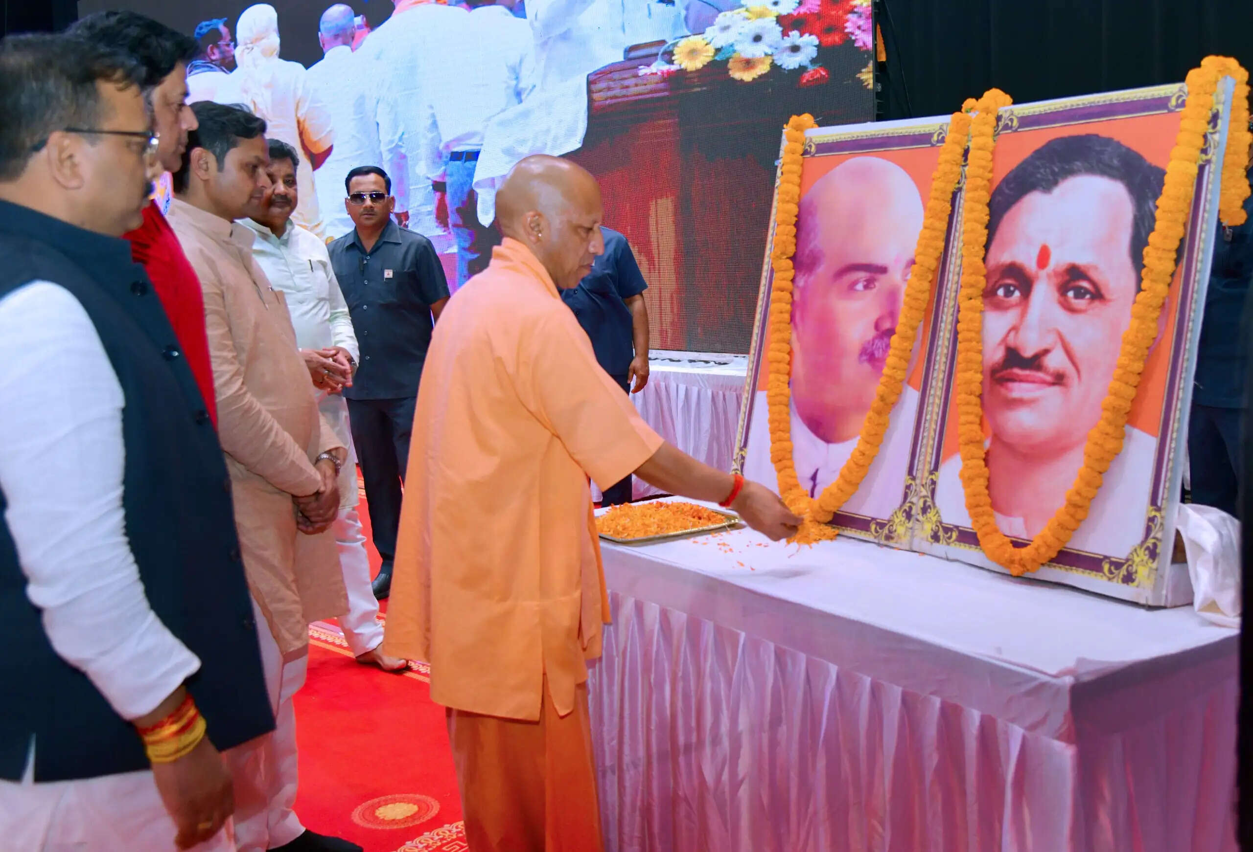 पंचर साइकिल नहीं कर पाएगी बुलेट ट्रेन की स्पीड वाली सरकार का मुकाबला : सीएम योगी