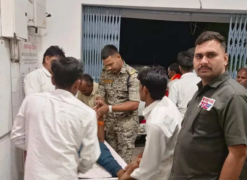 टीकमगढ़: डायल 112 के जवानों ने शादी समारोह में करंट से घायल हुए युवक को तत्काल पहुंचाया अस्पताल