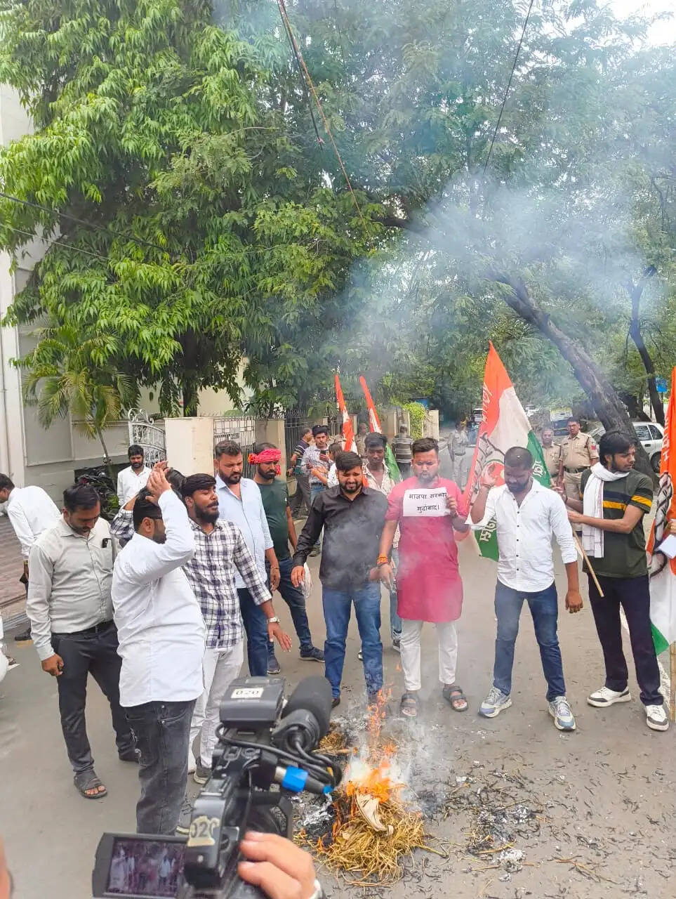 मप्रः मीनाक्षी नटराजन का नामांकन निरस्त होने पर युवा कांग्रेस का&nbsp;प्रदेशभर में विरोध-प्रदर्शन,&nbsp;भोपाल में कार्यकर्ताओं ने किया पुतला दहन