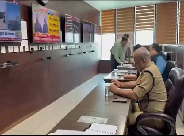 नोएडा की स्थिति पर नजर रख रहे डीजीपी, भड़काने वालाें पर हाेगी कार्रवाई