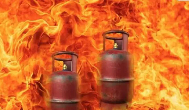 फर्रुखाबाद : लीकेज सिलेंडर से लगी आग,दूल्हे की बहन झुलसी, लाखों का सामान जलकर राख