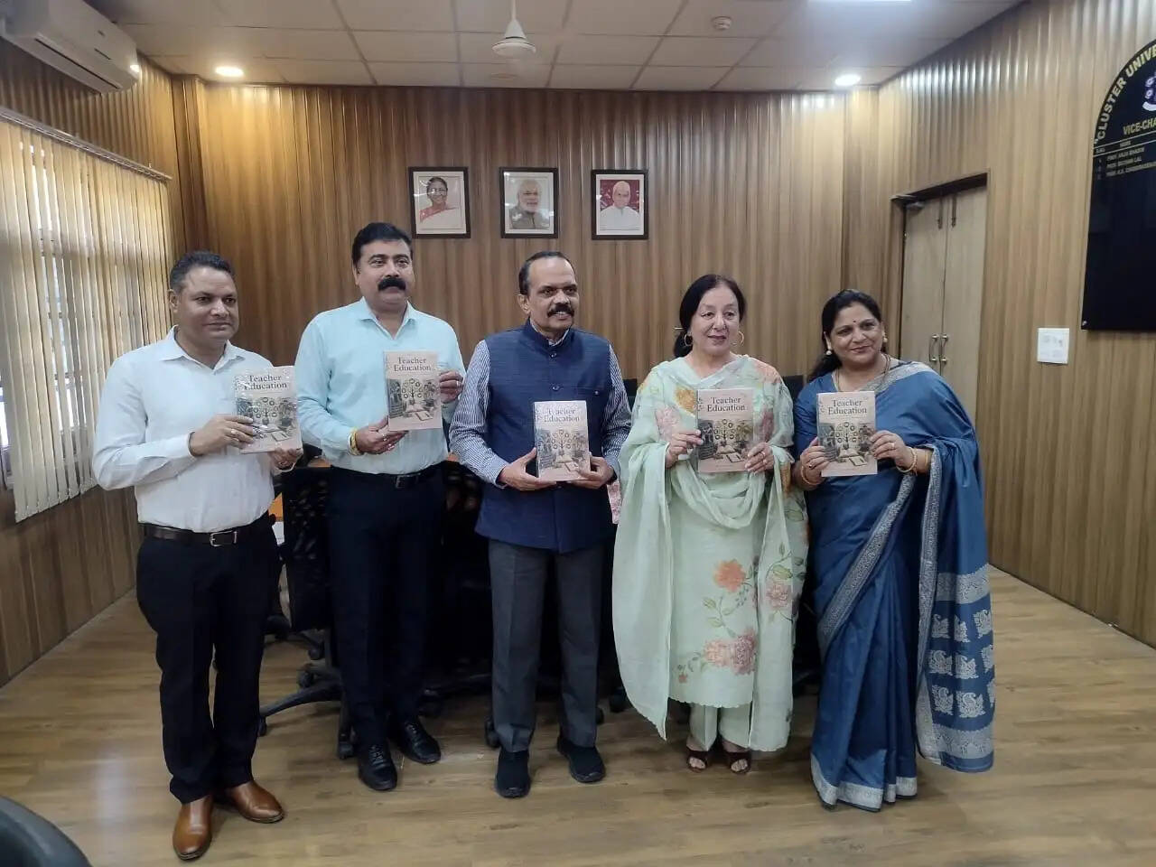 क्लस्टर यूनिवर्सिटी जम्मू के कुलपति द्वारा लिखित पुस्तक 'टीचर एजुकेशन' का विमोचन