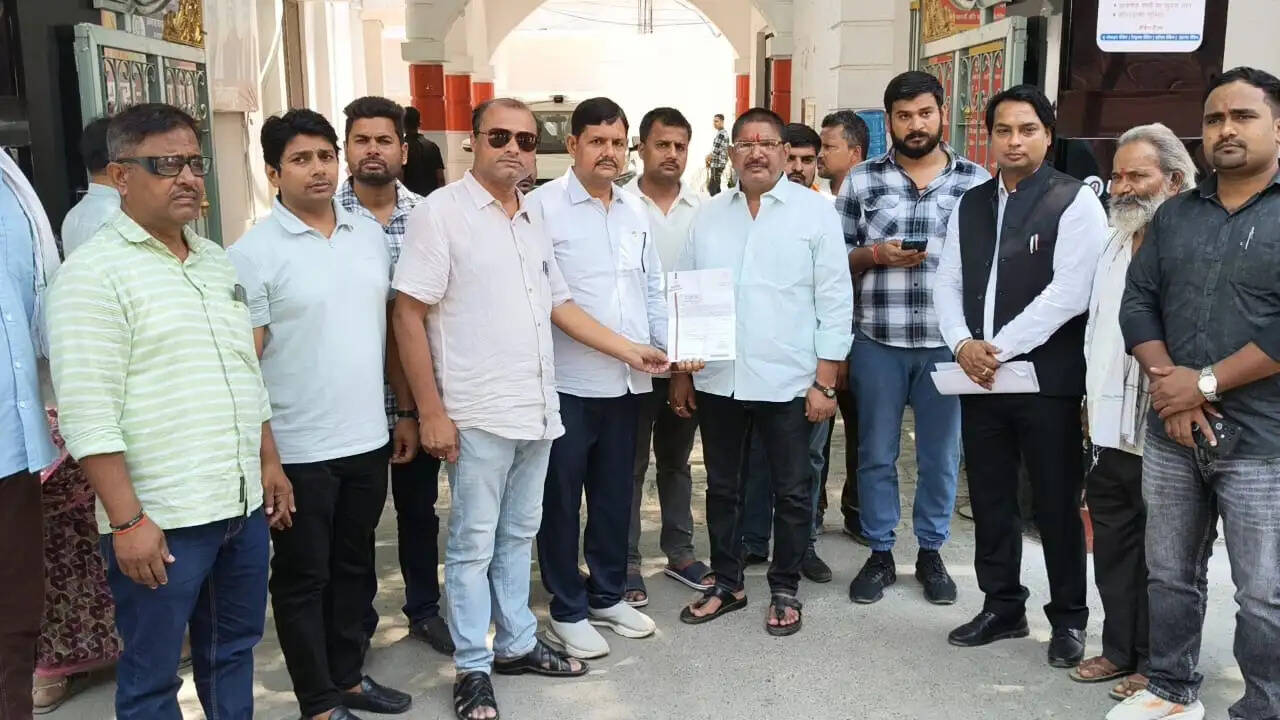 आजादी के 76 साल बाद भी गयासपुर नोनारी में नहीं खुला प्राथमिक विद्यालय, ग्रामीणों ने उठाई आवाज