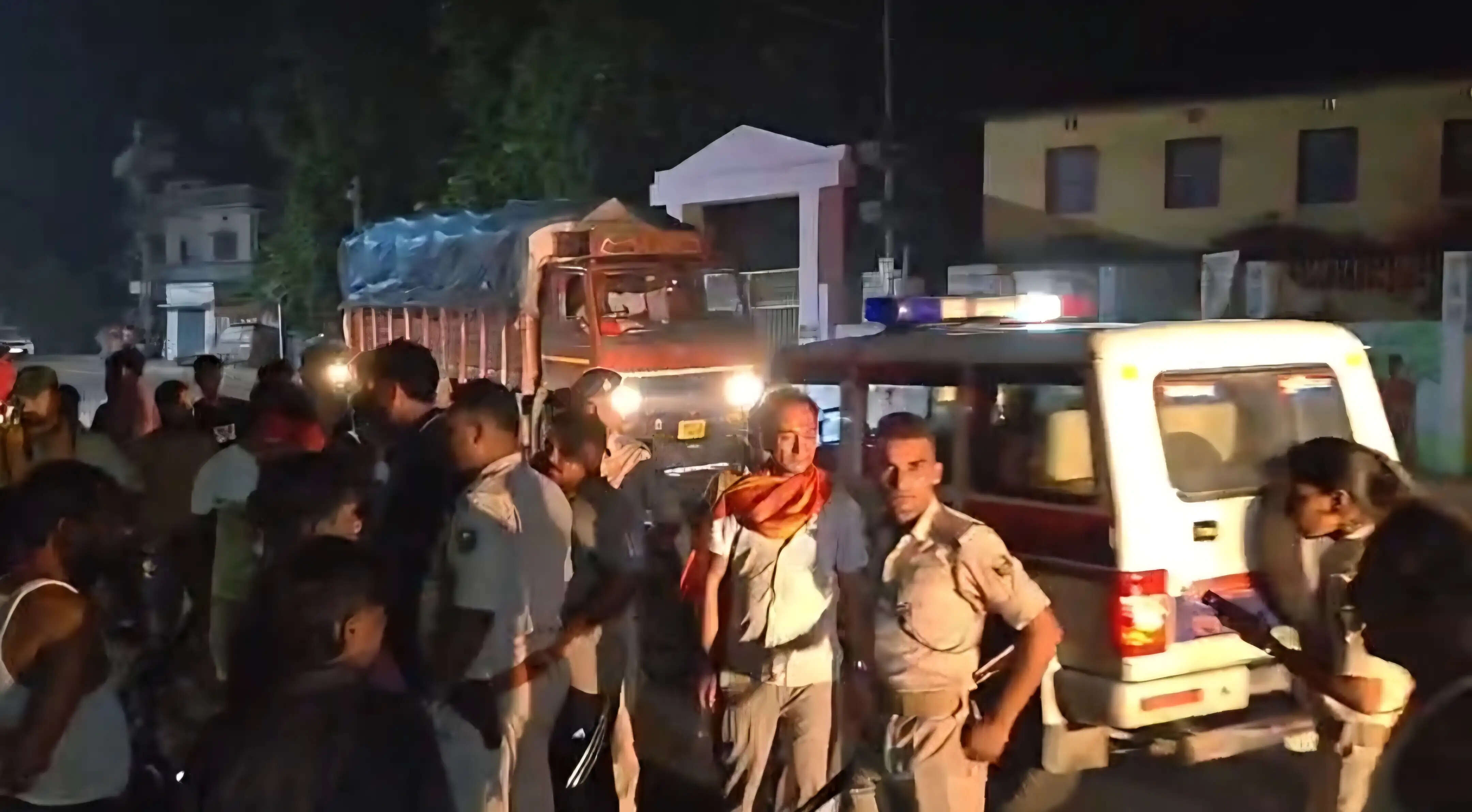 सारण में अनियंत्रित स्कॉर्पियो वाहन की टक्कर से एक की मौत, दो घायल