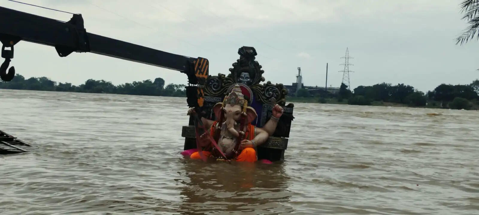 अगले बरस तू जल्दी आ... गणेश प्रतिमाओं के विसर्जन में उमड़ा श्रद्धा का सैलाब