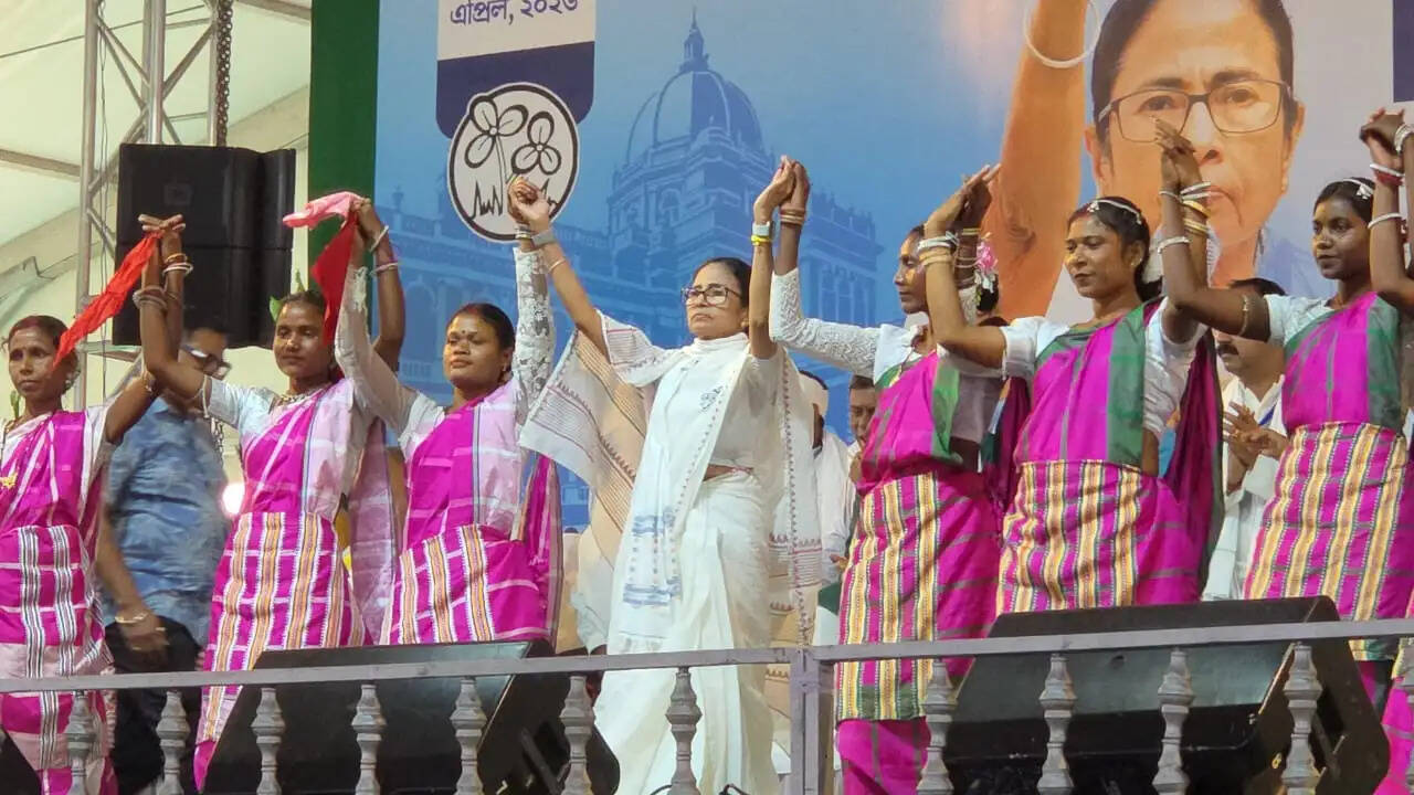 आसनसोल : जनसभा में गरजी मुख्यमंत्री ममता बनर्जी, केंद्र सरकार पर साधा निशाना