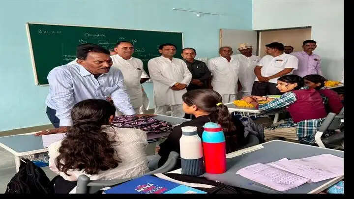इंदौरः मंत्री सिलावट ने सांवेर के सीएम राइज स्कूलों का किया दौरा, विद्यार्थियों से किया संवाद