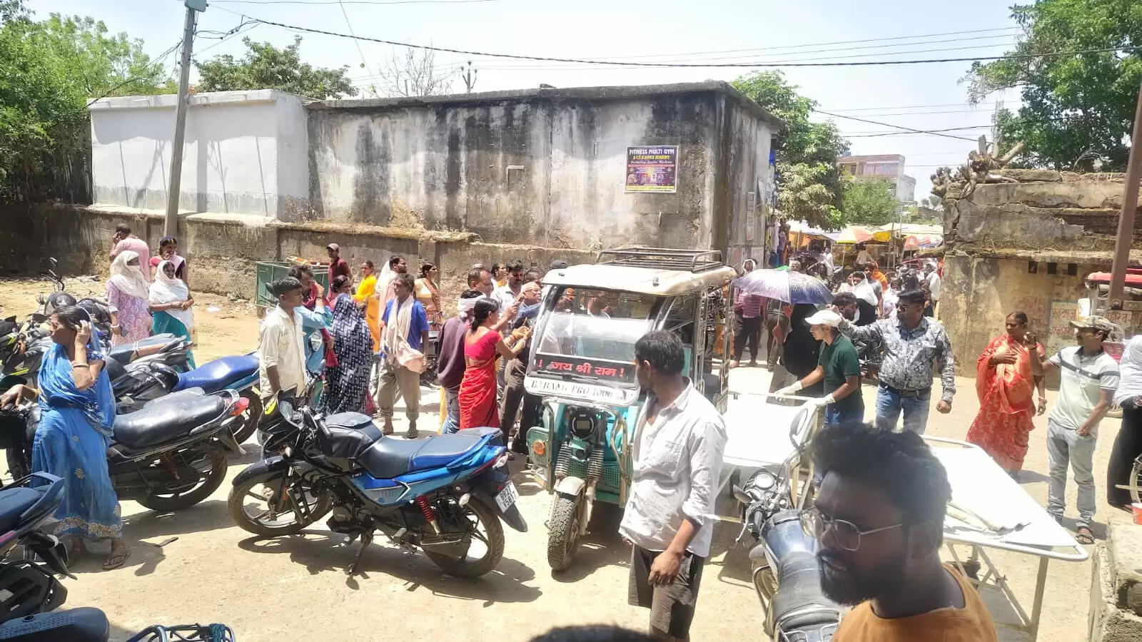 बाइक दुर्घटना में दो युवकों की मौत, एक गंभीर घायल