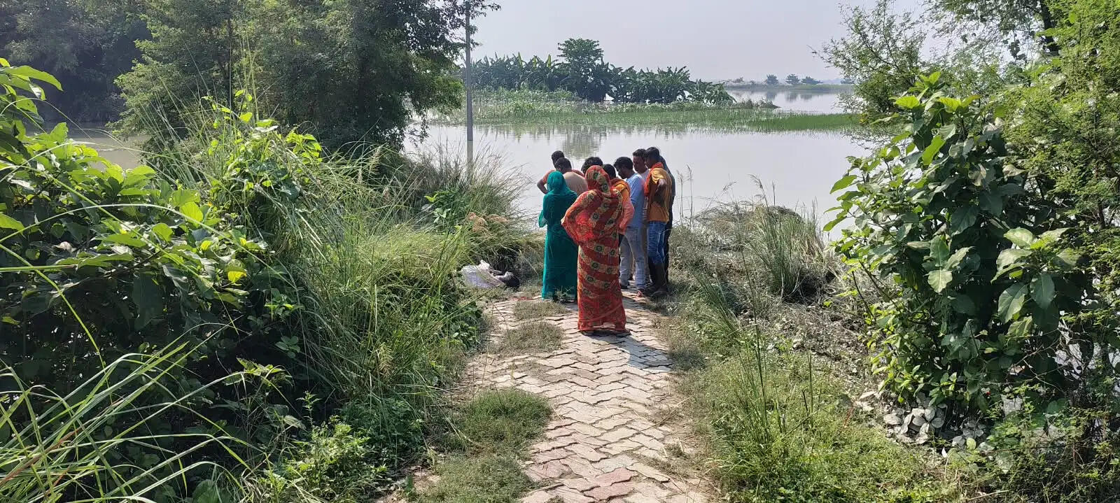 मुजफ्फरपुर : रेवा घाट जंगली माई स्थान के पास बोरे में बंद युवती का शव बरामद, चेहरे पर गहरे जख्म के निशान