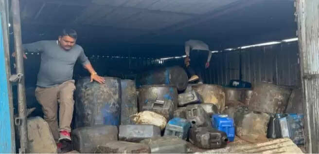 धार: ड्रोन के माध्यम से सर्चिंग करते हुये खाद्य तेल और नकली डीजल का भंडाफोड़