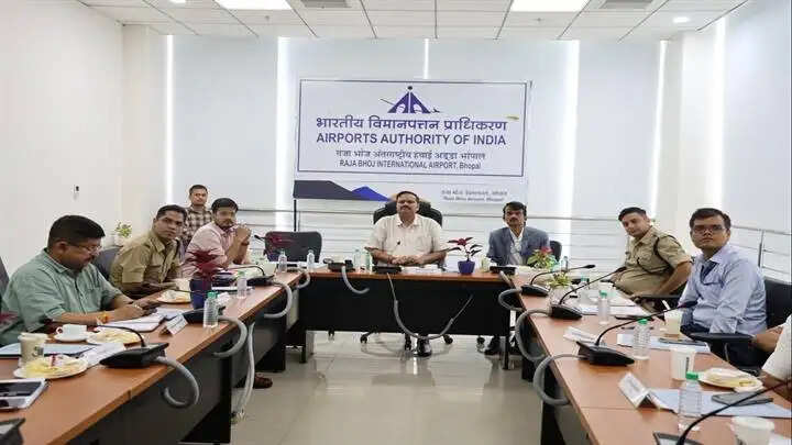 विमानतल एवं आस-पास सुरक्षा, स्वच्छता, पर्यावरण का रखा जाए विशेष ध्यान: संभागायुक्त