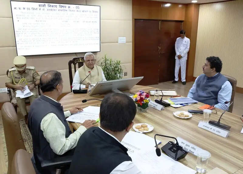 युवाओं को समाज और राष्ट्र हित के प्रति संकल्पित और समर्पित बनाएं : राज्यपाल पटेल