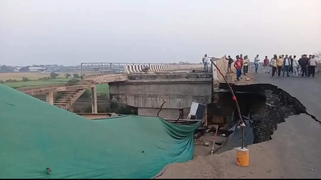 जबलपुरः ओवर ब्रिज का एक हिस्सा धंसा, आवागमन प्रभावित