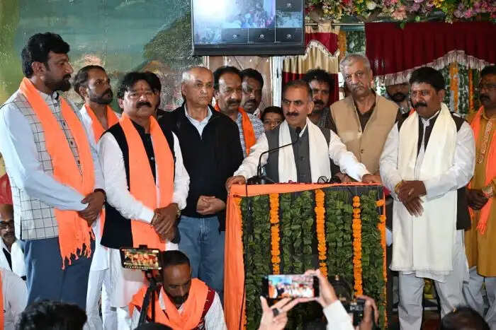 मुख्यमंत्री ने महर्षि वाल्मीकि जयंती पर कृष्णा नगर स्थित मंदिर में माथा टेका, 25 लाख रुपये देने की घोषणा की