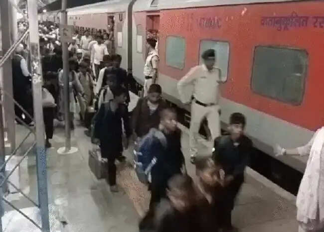 बिहार से ट्रेन में महाराष्ट्र ले जाए जा रहे थे 167 मुस्लिम बच्चे, तस्करी की आशंका में मप्र के कटनी स्टेशन पर उतारा