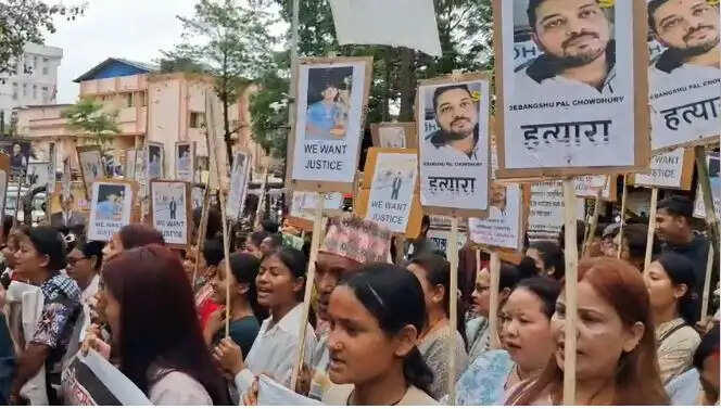 ‘हिट एंड रन’ मामला : आरोपित&nbsp;की कड़ी सजा की मांग को लेकर अदालत के बाहर प्रदर्शन