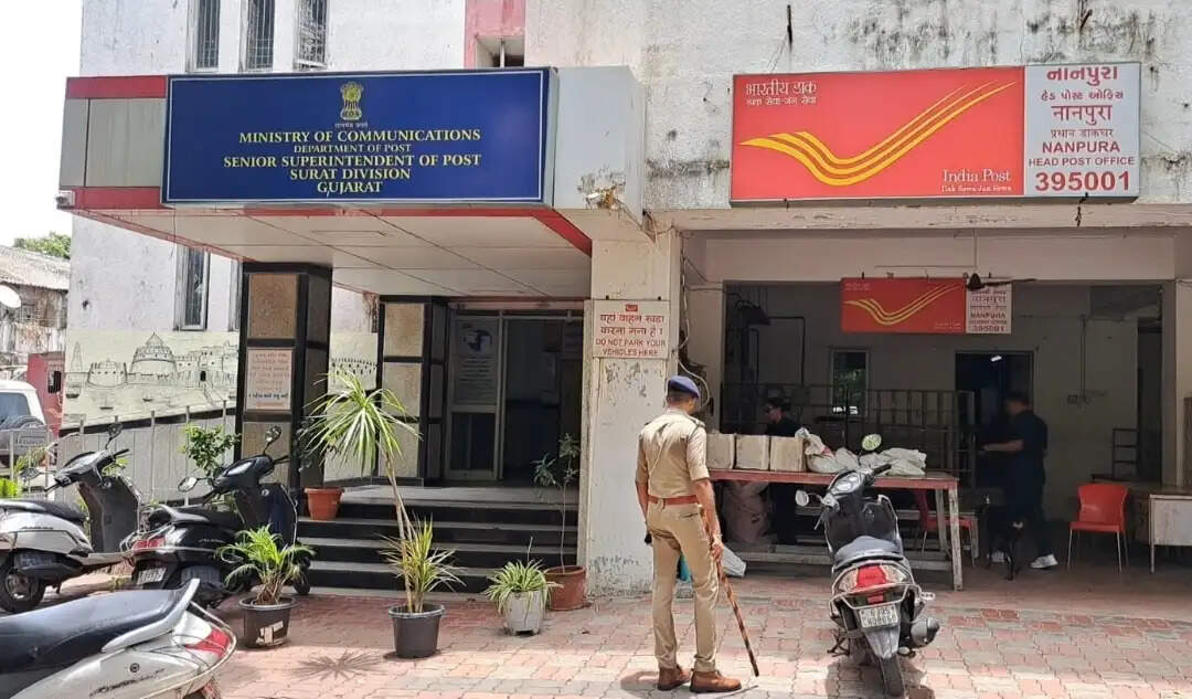 गुजरात के सूरत में पासपोर्ट ऑफिस और पोस्ट ऑफिस को बम से उड़ाने की धमकी