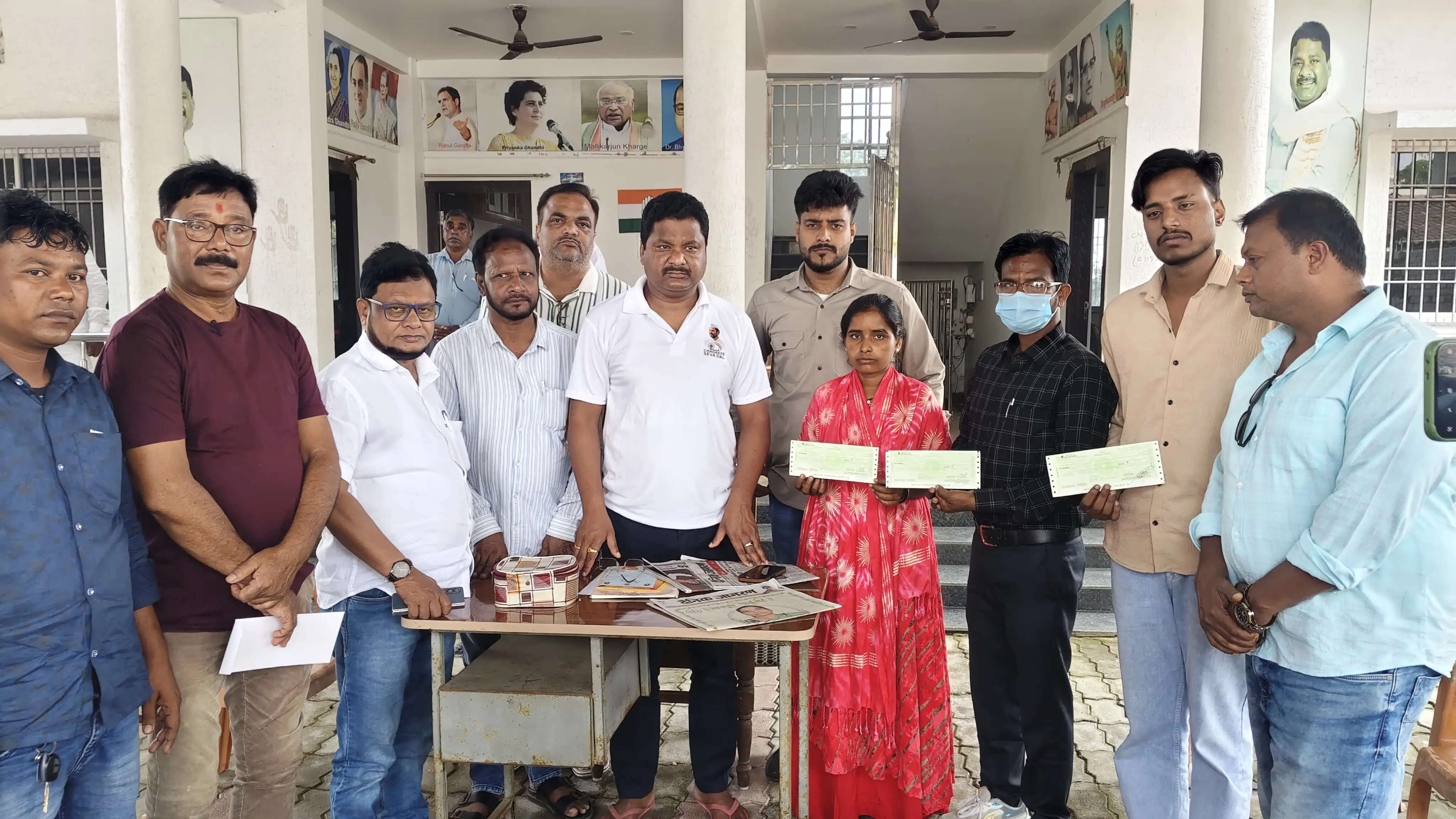 विधायक राजेश कच्छप ने छह लाभार्थियों को सौंपे 2.25 लाख रुपये के चेक