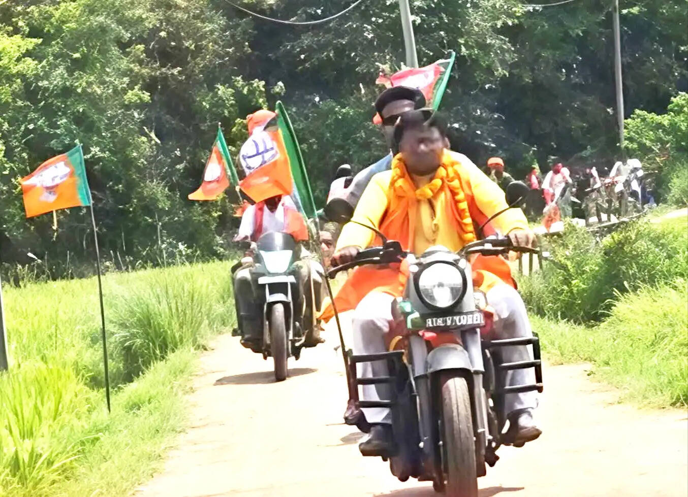 चुनाव 26 : बुलेट और ट्रैक्टर पर सवार होकर भाजपा उम्मीदवार का प्रचार