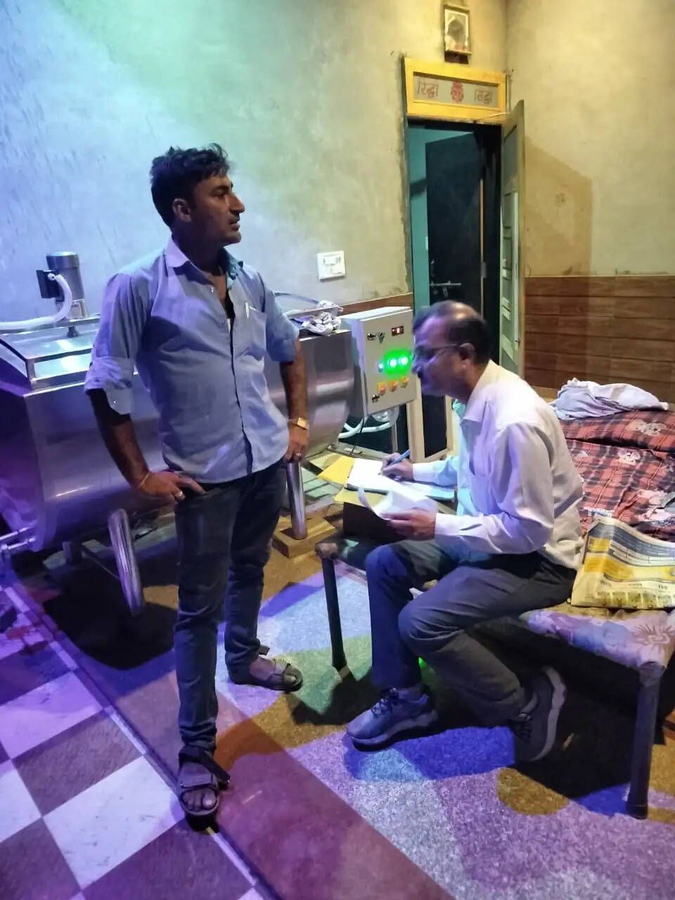 मिलावटी दूध के खिलाफ सख्ती: खाद्य सुरक्षा विभाग ने जयपुर में लिए दूध के नमूने