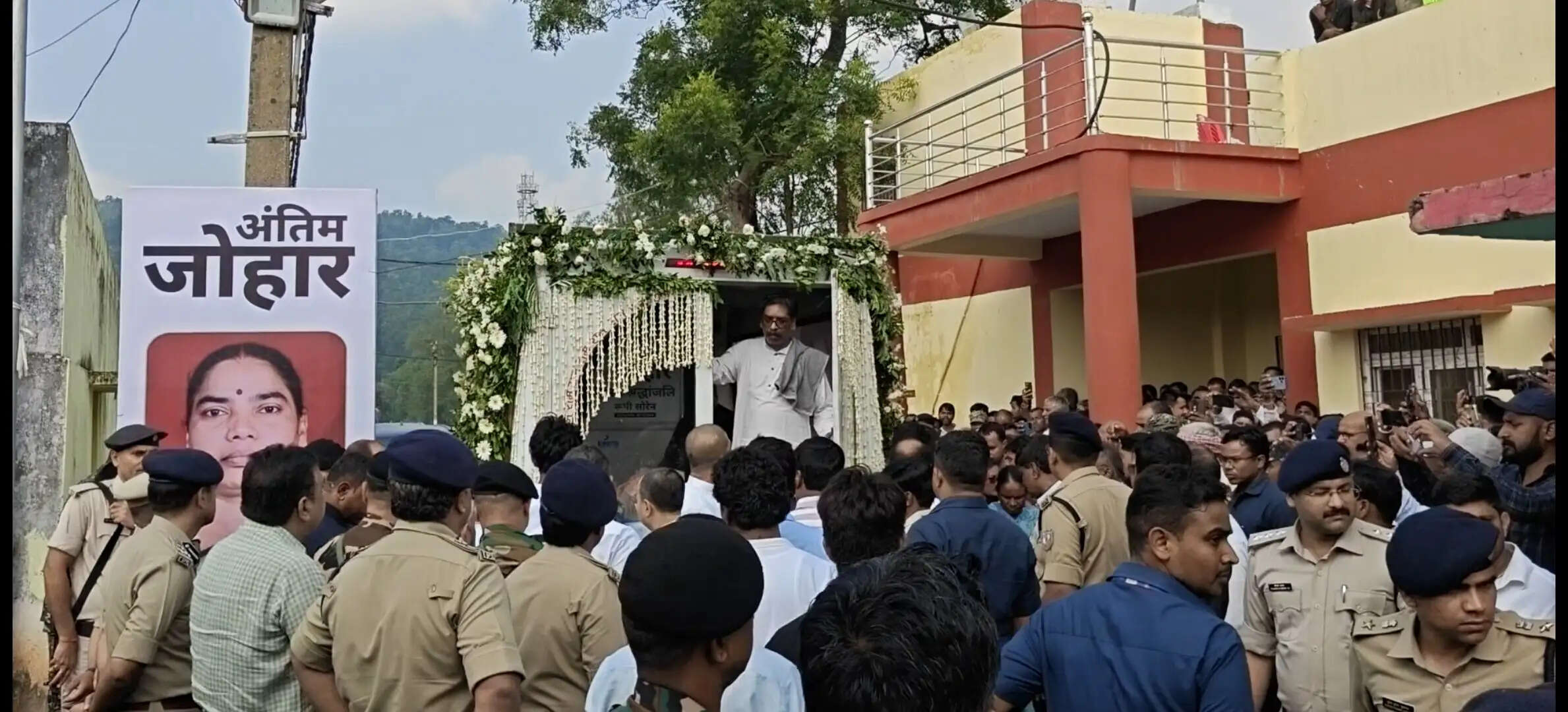 मुख्यमंत्री की मां को श्रद्धांजलि अर्पित करने पहुंचे राजनेता और अधिकारी