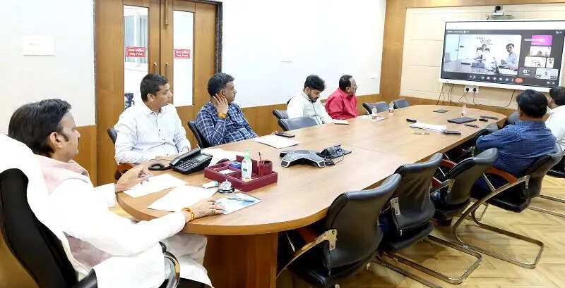 ग्रामीण क्षेत्रों में सेवाभाव और समर्पण के साथ स्वास्थ्य सेवाएं प्रदान करें बॉन्ड डॉक्टर्स: उप मुख्यमंत्री शुक्ल