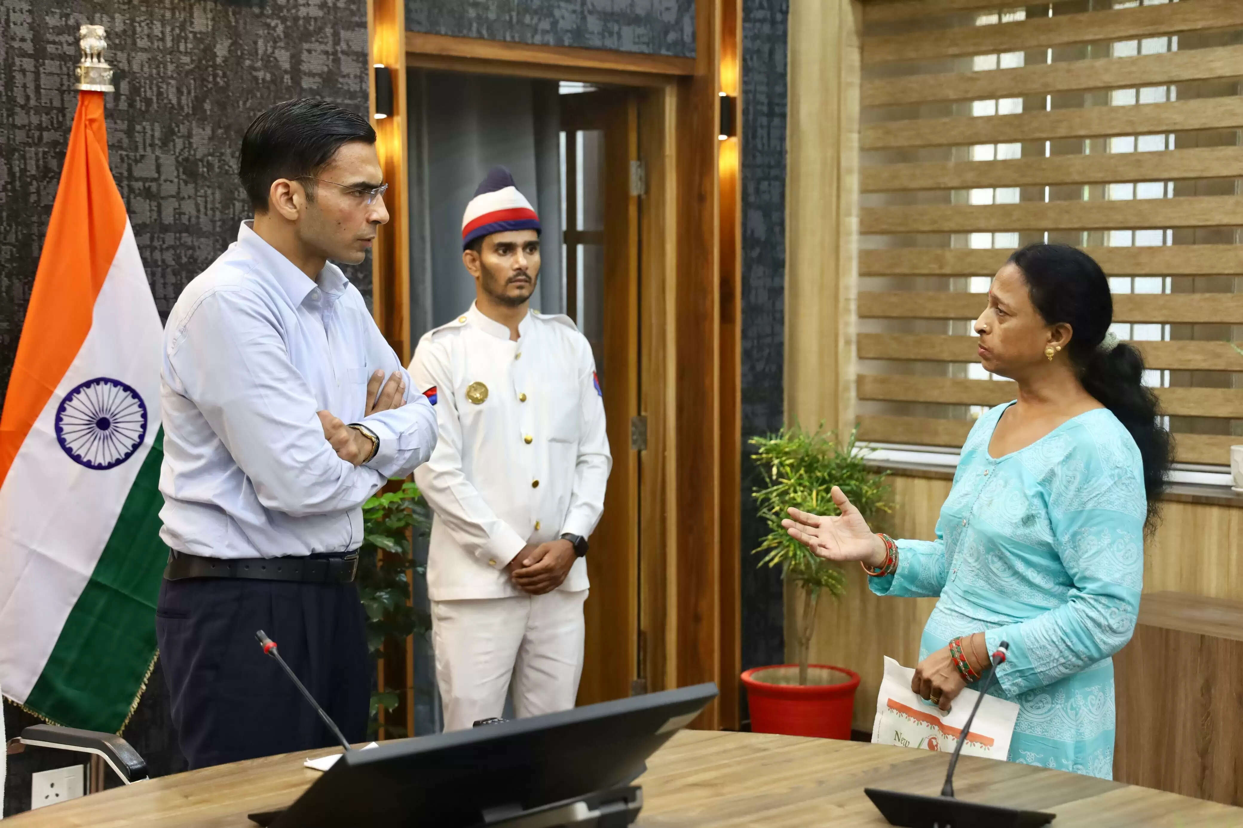 मां के पांव पर गिरकर माफी मांगो, वरना होगे जिला बदरः डीएम